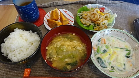 本日は野菜がたくさん！ほぐし鮭と白菜のクリーム煮です！