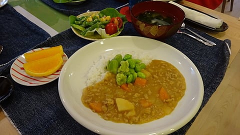 本日のメニュー『豆カレー』。塩ゆでした枝豆とそら豆がアクセントです！