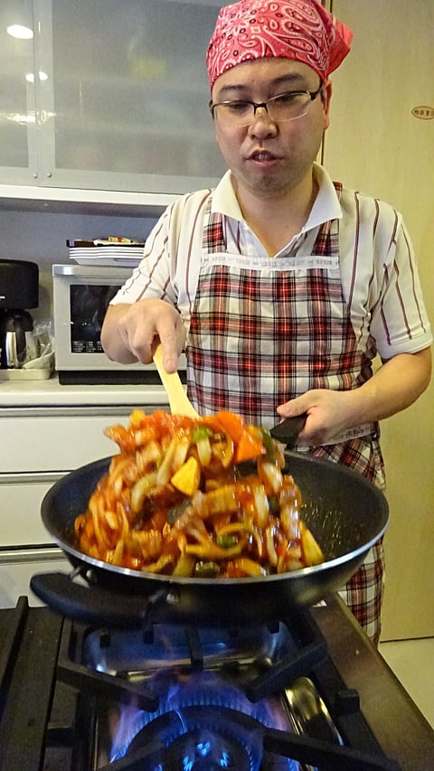 鍋を振ると味が均一になりますよ！