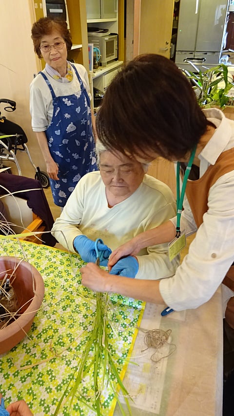稲を刈って束ねてますー