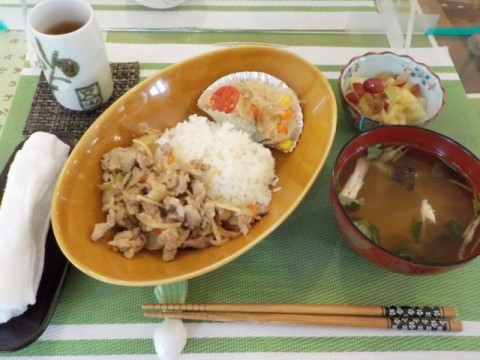 タガヤセ特製、豚肉と野菜のオイスターソース丼です！