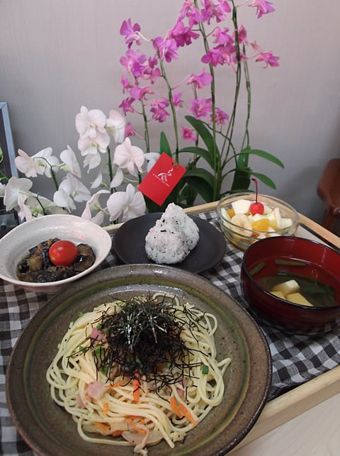 今日は和風スパゲティです！しょうゆ味です！おにぎりが２つ付いてます。おかわりをした方もいましたよ！