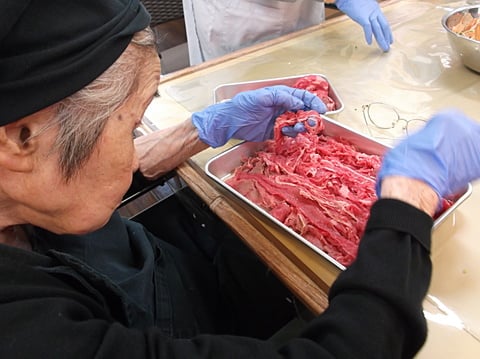 二段牛丼の下ごしらえ中です！