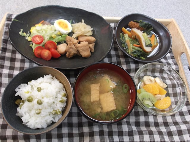 鶏のてりやきと野菜の盛り合わせです！