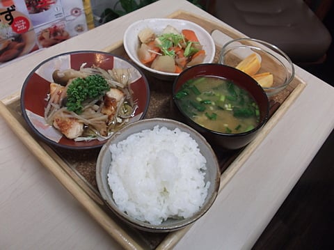 今日のメインは鶏のから揚げもやしあんかけでした！おいしかったですよ！