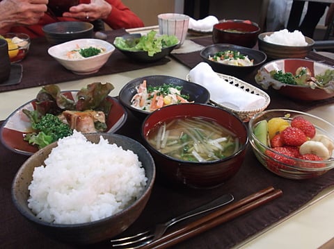 今日のメインは『たっぷり野菜と豚ロール巻きです！』