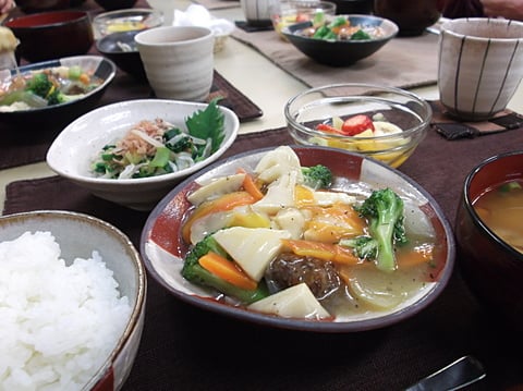 彩り豊かな「あんかけ肉団子」です！
