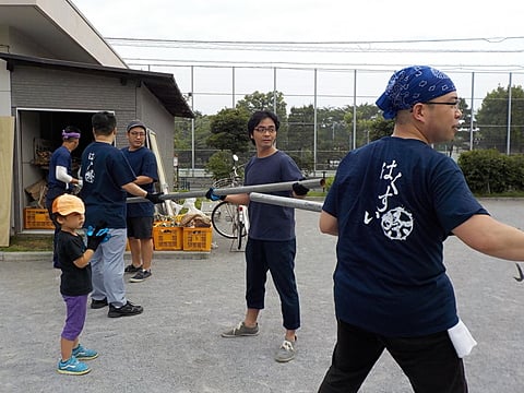 舞台の骨組み、鉄パイプを運び出しています！