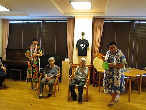 職員丸山・前島のお祝いの様子です！