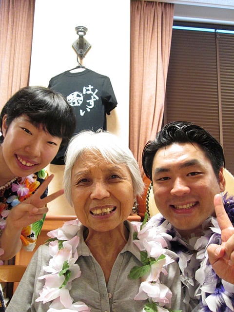 職員と記念撮影で笑顔が素敵です！