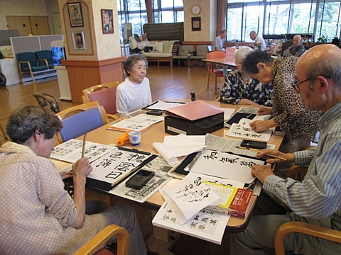 こちらのテーブルは書道に取り組まれています！