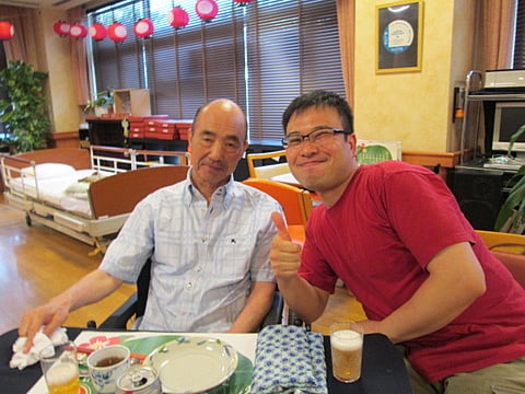グラスを持って乾杯！！