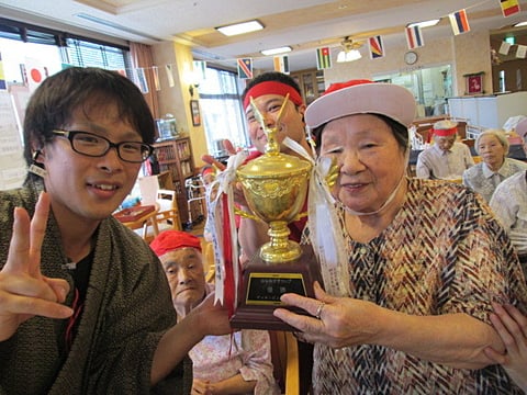 優勝のトロフィーと一緒に記念撮影！