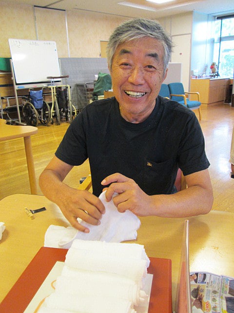 おしぼり作りの最中です！