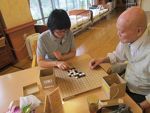 職員伊藤と五目並べをされています！